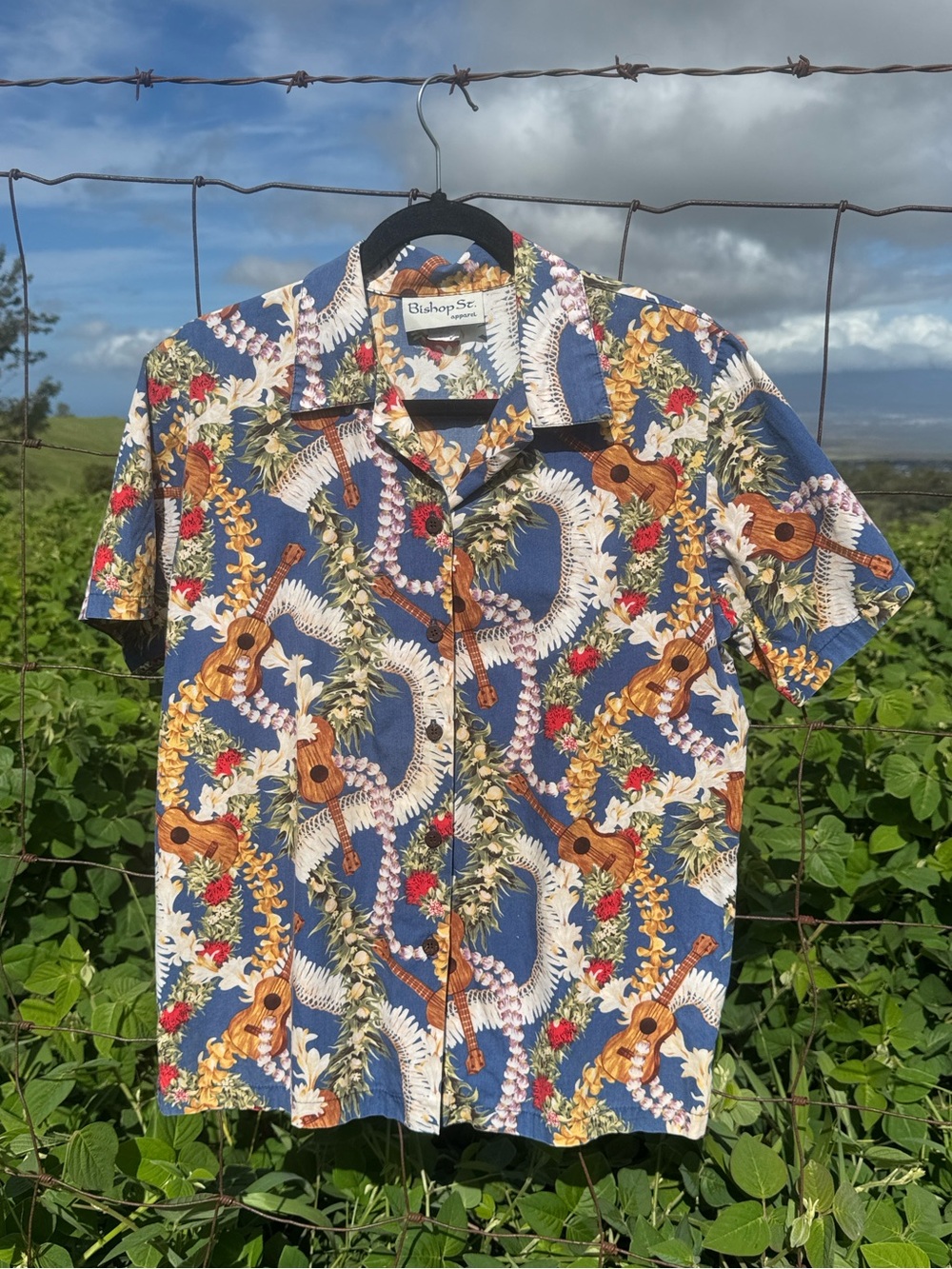 Vintage 90s Bishop St Hawaii Lei ukulele Aloha Vacation camp shirt Medium